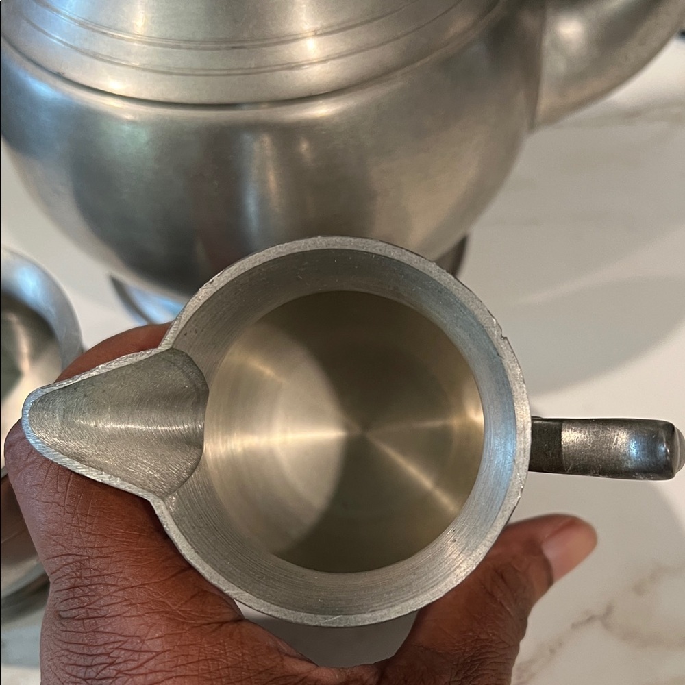 Classic Silver Tea Set for Elegant Gatherings - Picture 4 of 8